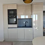 Panoramic Sea View - Balcony - Close To & Center - Free Parking Apartment